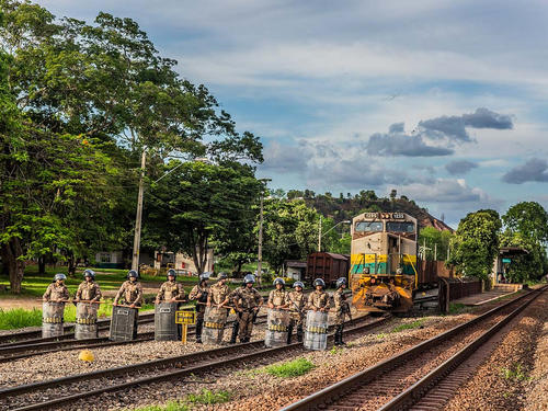 Police protecting Vale train and rails, Cachoeira Escura (MG) Photo Credit: Leandro Taques (MAB)